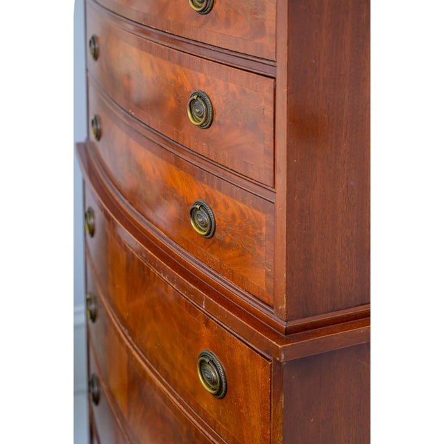1940s Bow Front Flame Mahogany Dresser & Highboy | Attributed to Drexel Heritage | Georgian Revival Bedroom Suite (Pair) For Sale - Image 9 of 14