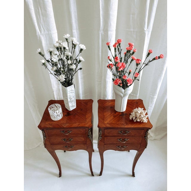 Louis XV French Bedside Tables with Floral Marquetry, 1940s, Set of 2 For Sale - Image 9 of 17