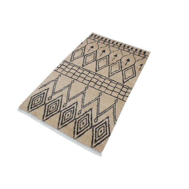Abstract Moroccan Shag Beige/Gray Wool Rug - 3'9'' X 6'2'' For Sale - Image 3 of 10