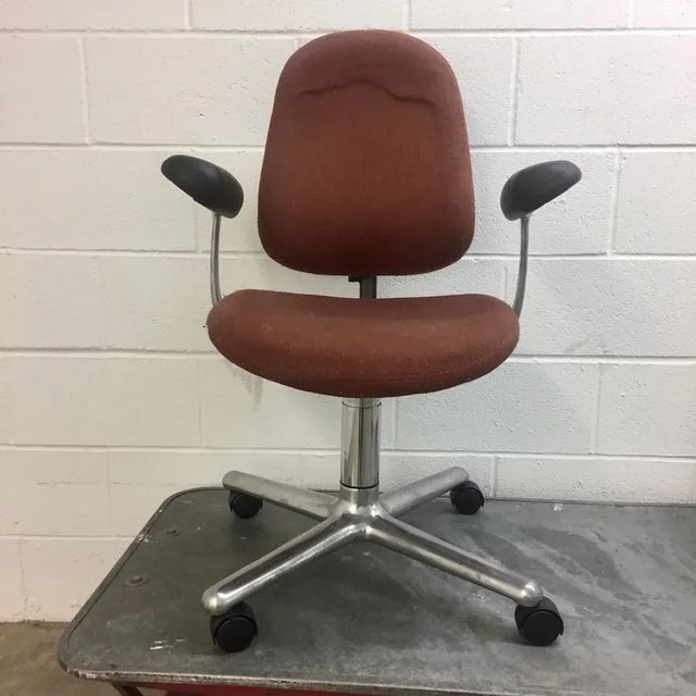 Quite possibly one of the first rolling ergonomic task chair’s in production the “Ergon” was designed to give the modern...