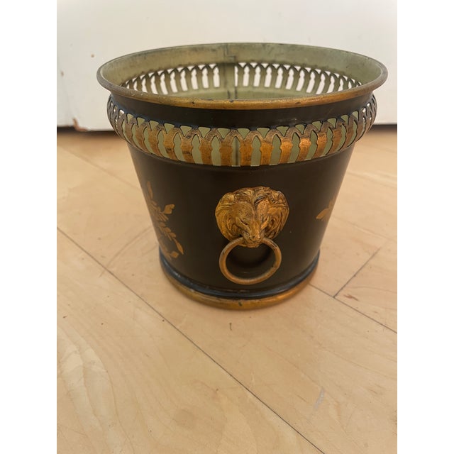 1960s Vintage French Neoclassical-Style Black and Gold Tole Cachepot For Sale - Image 5 of 10