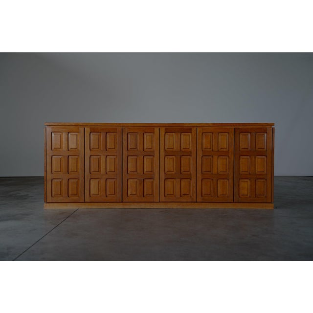 Oak sideboard The sideboard is in good condition with some traces of usage normal to it’s age.