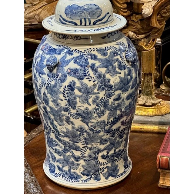 1940s Pair of Vintage Chinese Porcelain Vases For Sale - Image 5 of 6