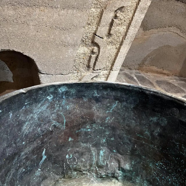 1900s Antique Patinated Copper Bucket Pot Jardiniere Iron Handle For Sale In San Diego - Image 6 of 9