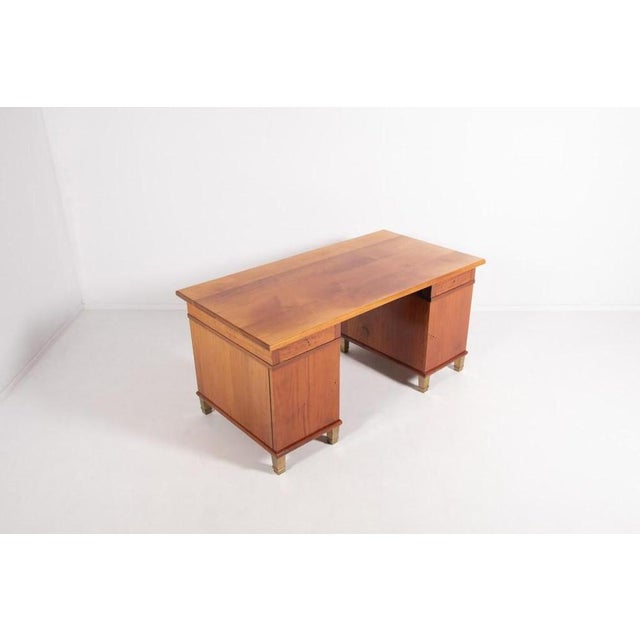 Very beautiful 1950’s varnished maple and mahogany veneer desk, exceptional danish craftsmanship. Equipped on casted brass...
