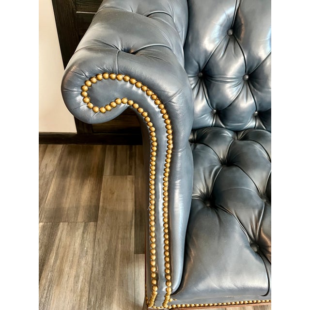 1990s Hickory Chair Leather Chesterfield Sofa – Designer Quality, Custom-Made For Sale - Image 9 of 12