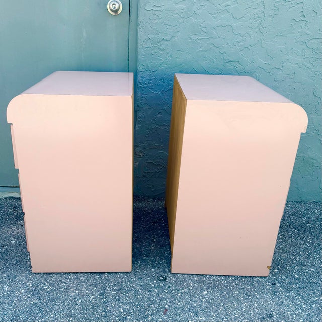Wood Postmodern Pink Gloss Laminate Waterfall Nightstands With Queen Headboard Set - 3 Pieces For Sale - Image 7 of 12