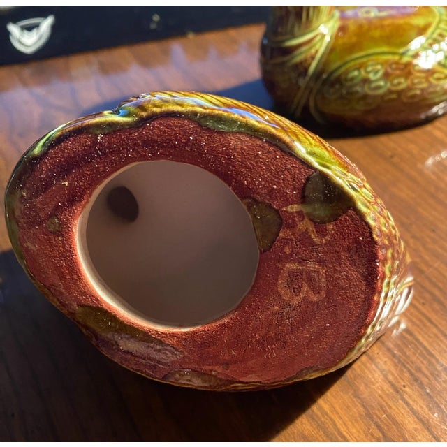 1970s Handmade Ceramic Duck Salt & Pepper Shakers – Signed Folk Art Studio Pottery For Sale In Cleveland - Image 6 of 8