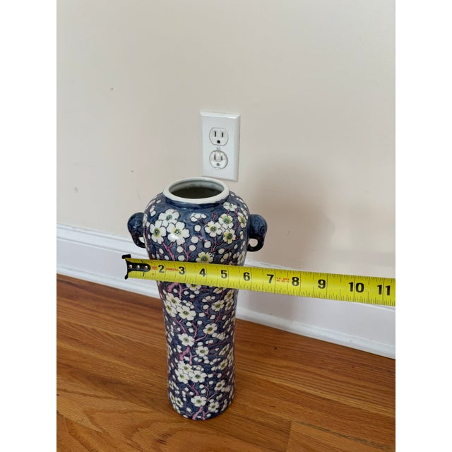 Eclectic Asymmetric Vase Pair – 1980s Harris Potteries & Chinoiserie Prunus Porcelain For Sale In New York - Image 6 of 12