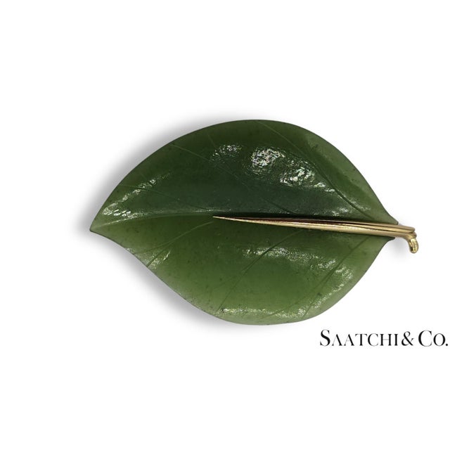 Mid 20th Century 14k (585) Yellow Gold Natural Jade Stone Leaf Shape: Brooch/Pin For Sale - Image 10 of 16
