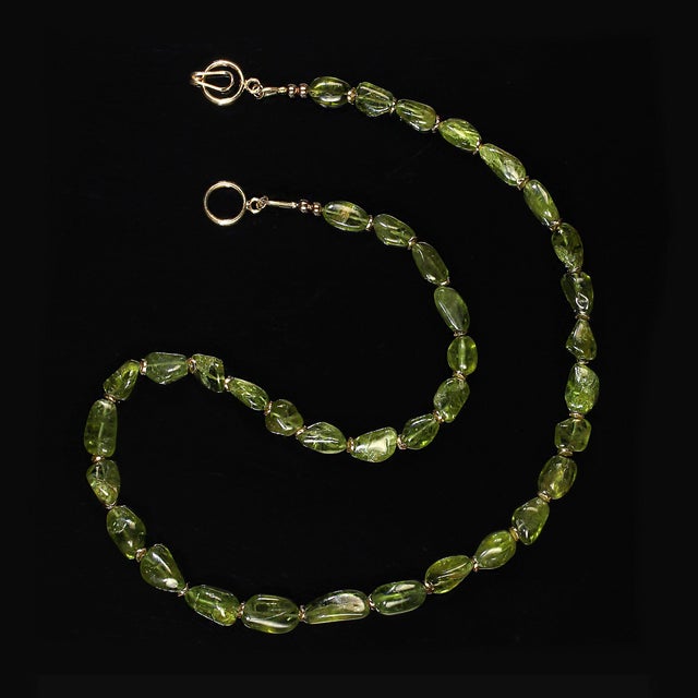 Ajd 22 Inch Peridot Smooth Nugget Necklace For Sale - Image 4 of 6