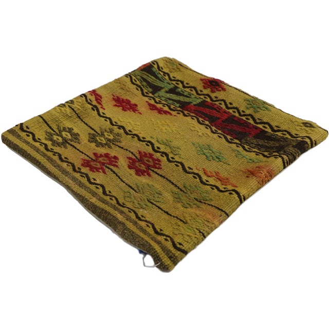 53635 Vintage Turkish Kilim Rug Pillow Cover, 01'05 x 01'06. This handwoven wool vintage Turkish kilim rug pillow cover...