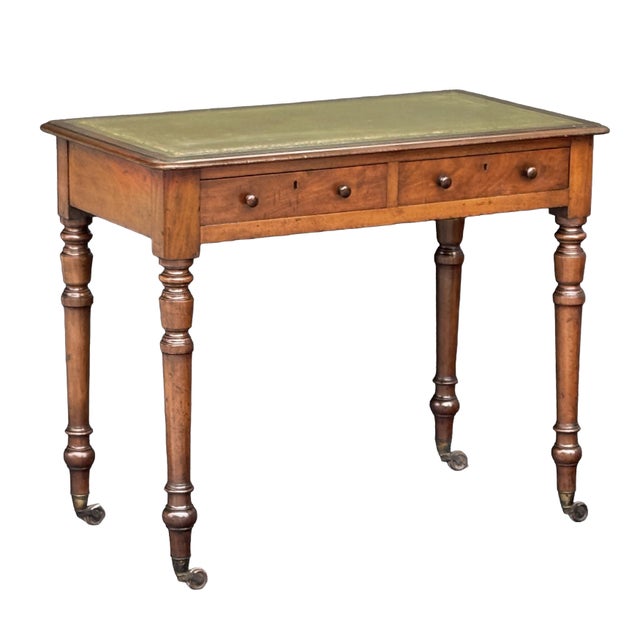 A fine English library table or writing desk of mahogany from the 19th century, featuring a moulded rectangular top with...