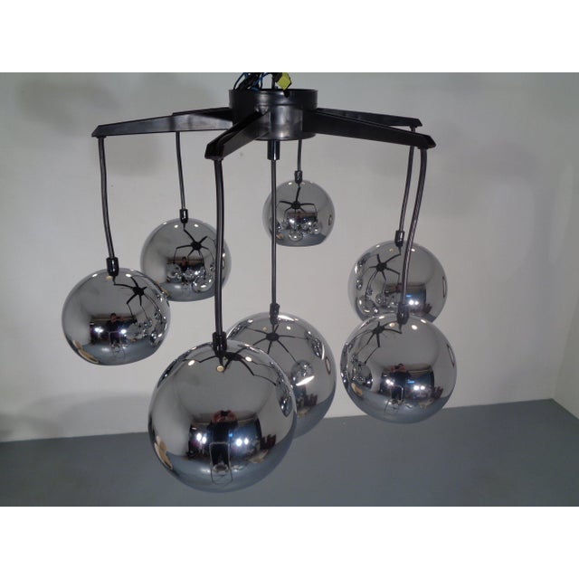 Chrome-plated metal lamp with 7 spheres in 3 different sizes from the 1960s. European Plug (up to 250V).The wiring of this...