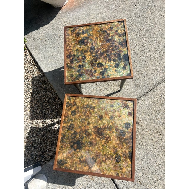 Pair of Vintage Resin Mottled Pebble Top Nesting Side Tables, Set of 2 For Sale - Image 4 of 14