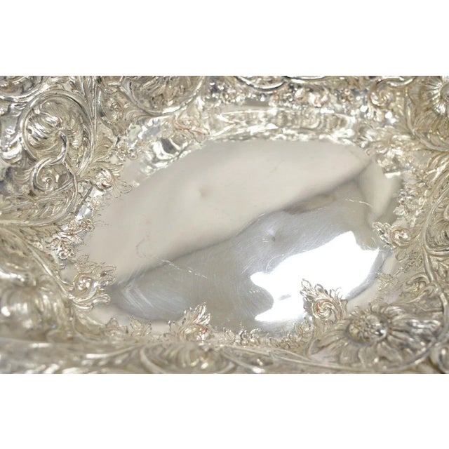 Metal Pair of 1900s M&H English Victorian Art Nouveau Silver Plate Floral Repousse Fruit Bowls For Sale - Image 7 of 12
