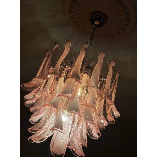 Glass Pink Murano Glass Chandelier in the style of Mazzega For Sale - Image 7 of 10