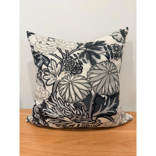 Schumacher – Chiang Mai Dragon – Smoke – Linen Cushion Cover and Insert – Chinoiserie Dragon Motif For Sale In New York - Image 6 of 7