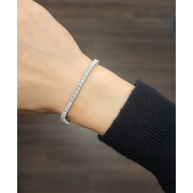 This contemporary tennis bracelet exemplifies refined elegance, crafted to impress with its outstanding design. Featuring...