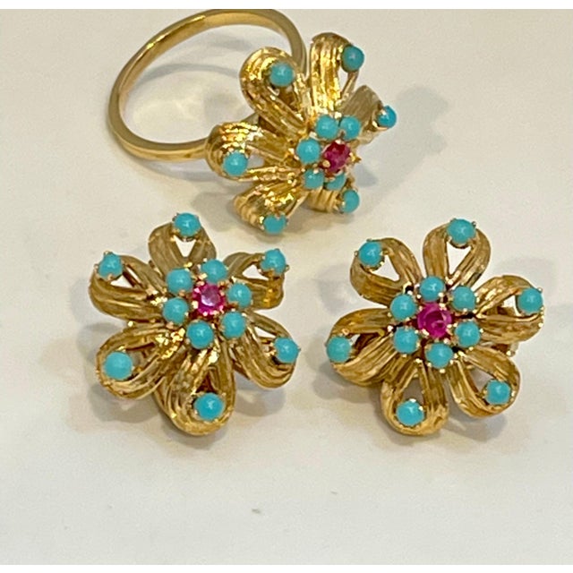 4 Ct Natural Turquoise & Ruby 18 Kt Yellow Gold Flower Ring & Earring Set 20Gm For Sale - Image 11 of 18