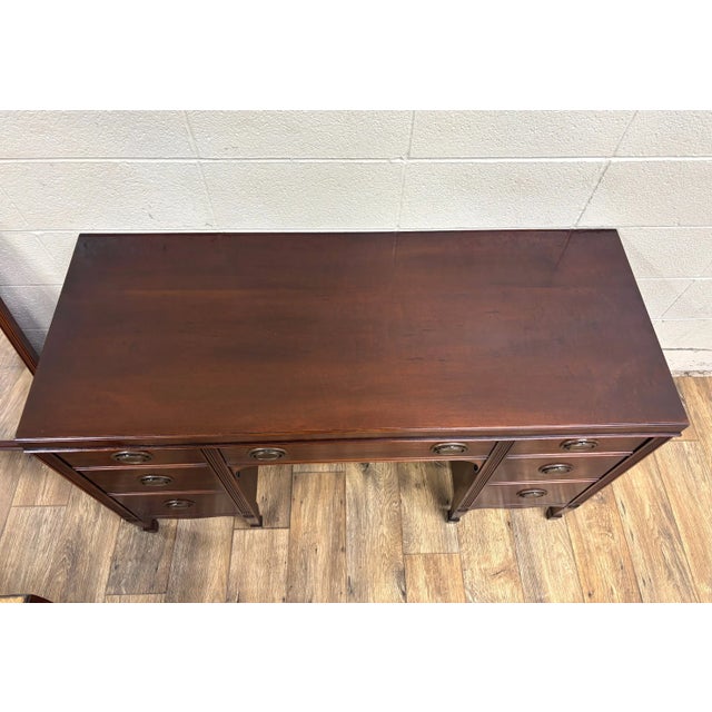 Kindel Furniture Vintage Kindel Federal Hepplewhite Style Oxford Mahogany Vanity W Mirror & Stool For Sale - Image 4 of 12