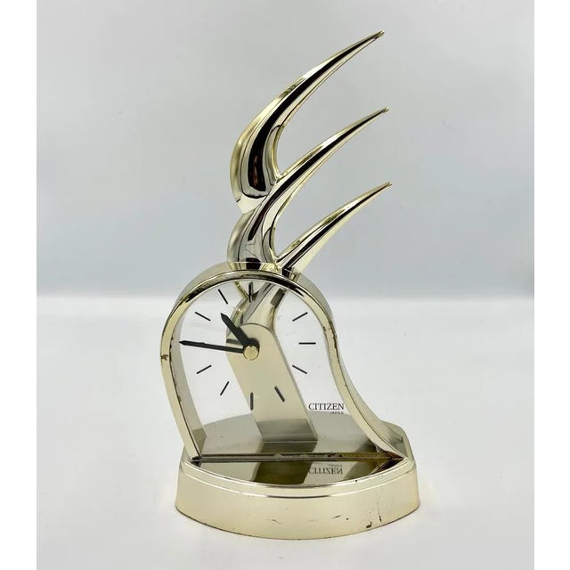 The clock works, powered by two batteries LR6. This piece has an attribution mark, I am sure that it is completely...