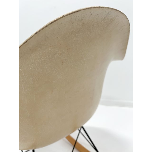 1960s Rocking Chair by Charles & Ray Eames for Herman Miller – Parchment Fiberglass For Sale - Image 9 of 15