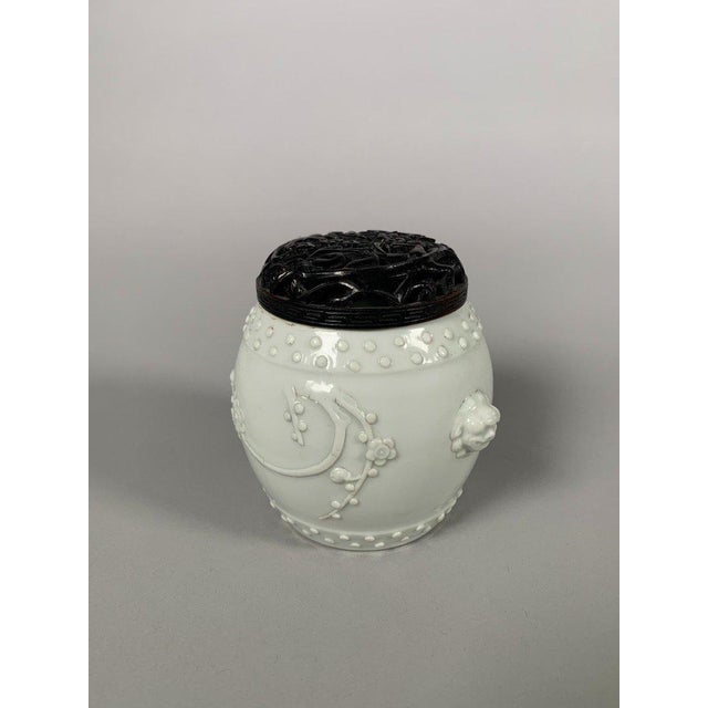 White Dehua porcelain incense burner from the Kangxi period (1661-1722) For Sale - Image 4 of 10