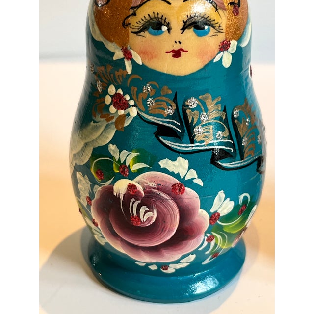 Set of 5 Mint Condition Vintage Hand-Painted Matryoshka Nesting Dolls, 5-Piece Green Laquer With Gold Black and Red Accents For Sale - Image 12 of 14