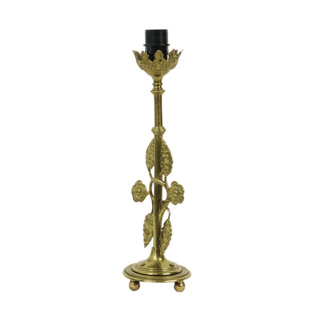 Elegant vintage table lamp with a floral motif, decorated with flowers and leaves, entirely in a classic Art Nouveau...