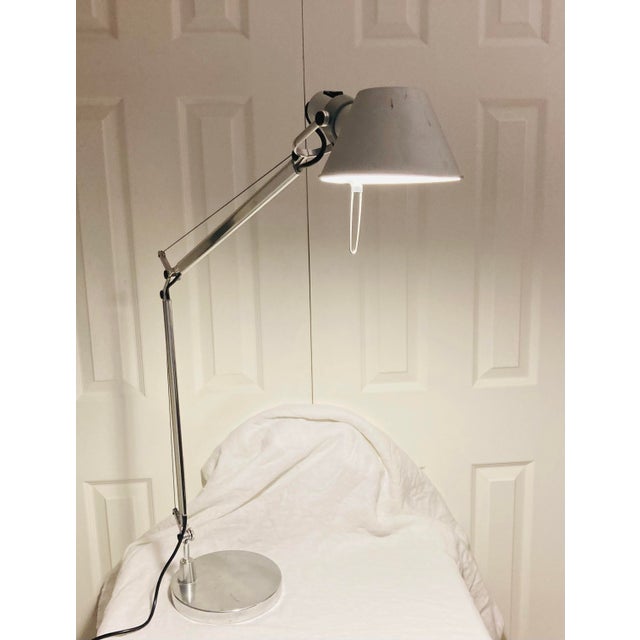 Modern Classic Modern Vintage Artemide Toloemo Table Lamp in Silver Gray Designed by Michelle De Lucchi For Sale - Image 3 of 11