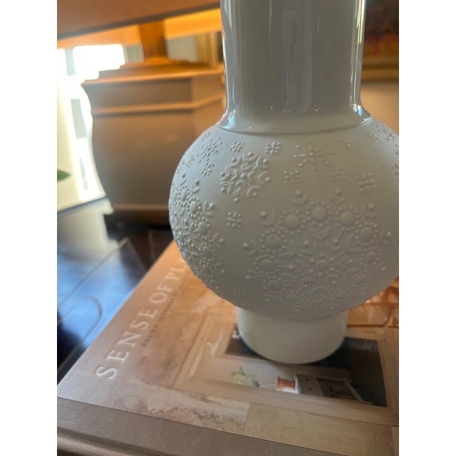 Mid-Century Modern Heinrich & Co. Selb Bavaria White Porcelain Snowflake Relief Vase, Mid Century Modern For Sale - Image 3 of 5