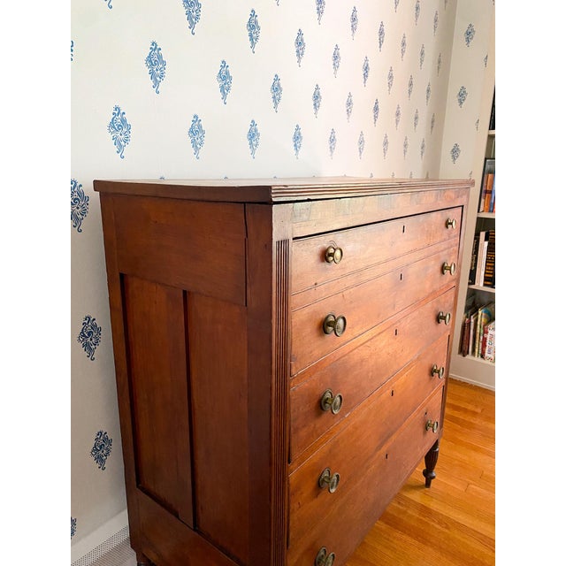 Antique Early 1800s American Neoclassical Cherry Chest of Drawers With Reeded Feet For Sale In Richmond - Image 6 of 15