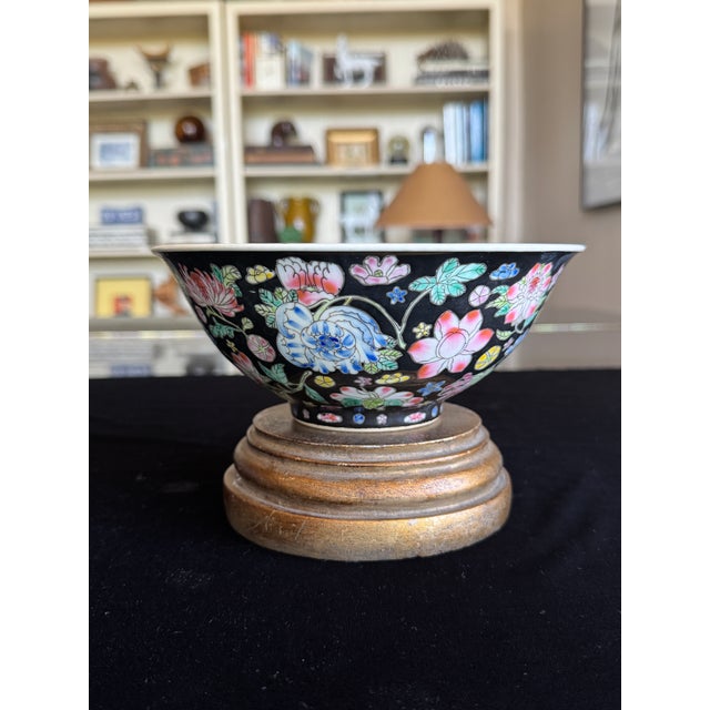 1960s Large Famille Noire Style Chinese Porcelain Bowls, Black Ground Floral - Set of 4 For Sale - Image 9 of 16