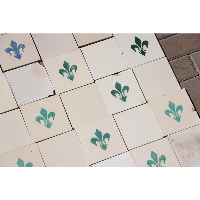 1900s Portuguese Large Antique Fleur-De-Lis & Plain White Tiles Set of 77 For Sale - Image 12 of 18
