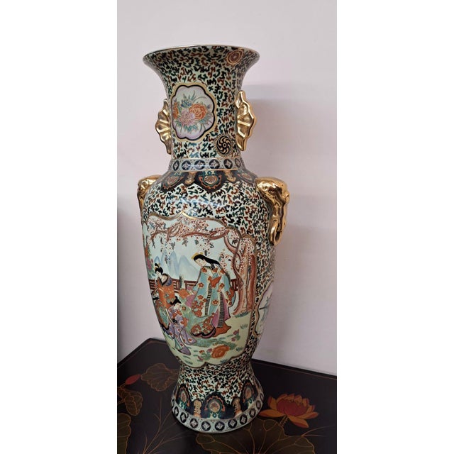 Large Japanese vase, Satsuma production, in perfect condition. It is a piece of Japanese pottery characterized by its...
