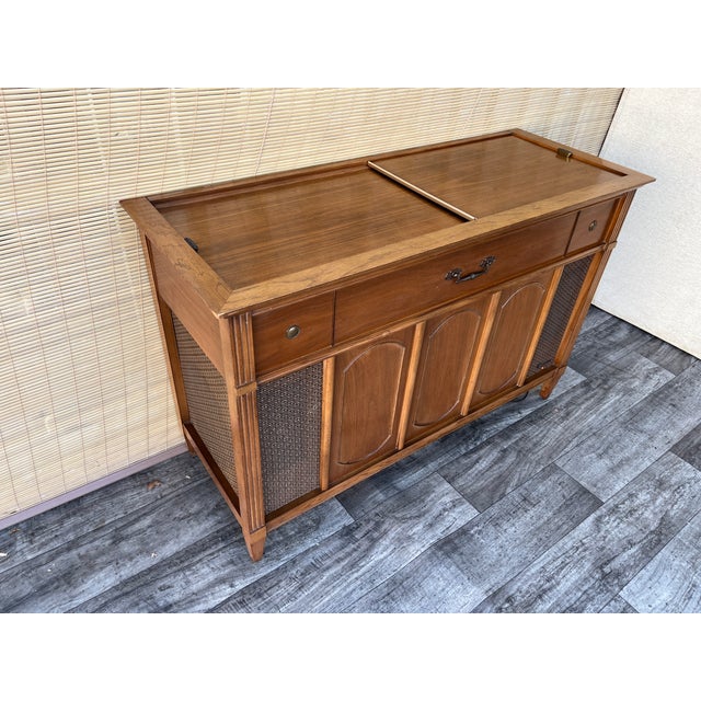 Mid-Century Modern Vintage Mid Century Modern Magnavox Stereo Media Console. Circa 1960s For Sale - Image 3 of 18