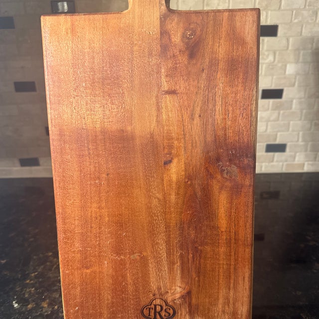 Early 21st Century Vintage Acacia Wood Cutting Board or Serving Board With Handle For Sale - Image 5 of 11