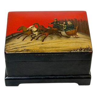 Imperial Russian Lacquered Papier-Mâché Troika Box, Lukutin Factory, 1880-1910 For Sale