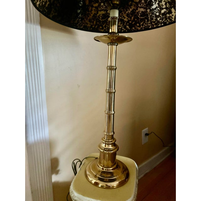 Chinoiserie Vintage Hollywood Regency Faux Bamboo Polished Brass Table Lamp With Black Tole Shade | Stiffel Style | 32” For Sale - Image 3 of 7