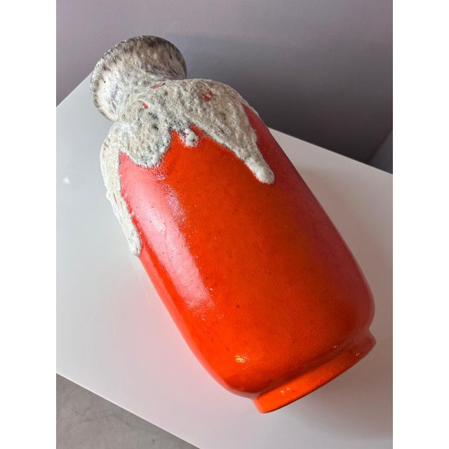 The Fat Lava 1439/40 vase from Uebelacker Keramik captivates with its striking color contrast. The white Fat Lava glaze,...