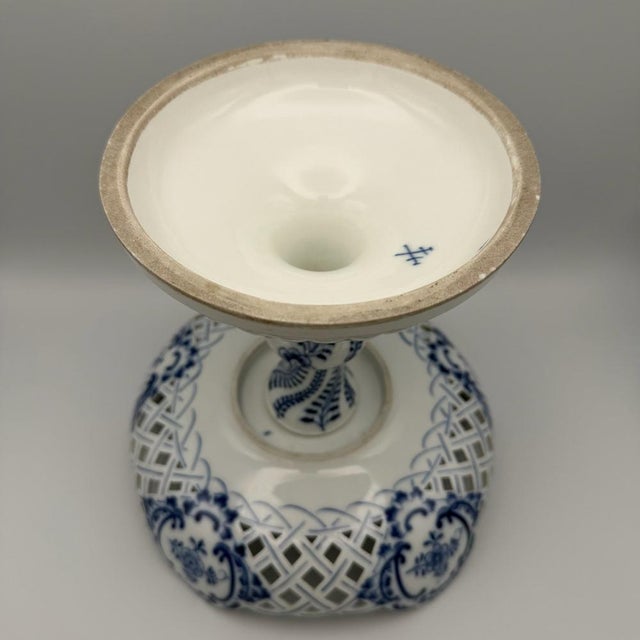 Antique Porcelain Zwiebelmuster Ceremonial Bowl with Knauf-Schwerts Mark from Meissen, 1850-1910 For Sale - Image 6 of 15