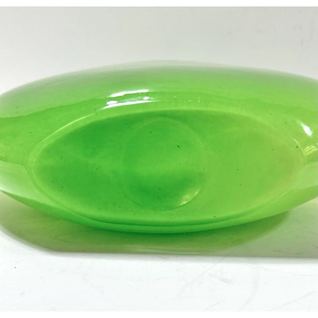 Vintage Lime Green Hand Blown Art Glass Vase – 1970s Modern For Sale In Louisville - Image 6 of 6