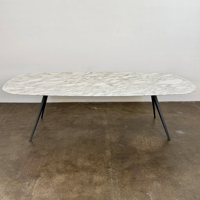 The Flexform Zefiro dining table exemplifies contemporary design through its refined proportions and material selection....