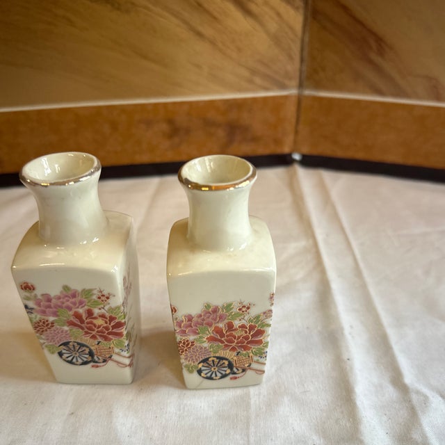 Asian 1970s Miniature Pair of Small White Ceramic Asian Vases With Floral Accents For Sale - Image 3 of 7