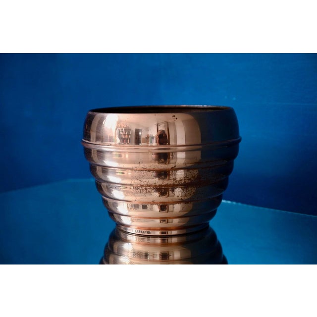 This copper planter tells the story of the golden age of French metalwork. Made in the 1960s by L.Lecelier, a company...