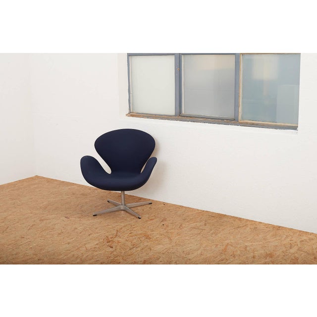 Swan Chair in Cast Aluminum Frame by Arne Jacobsen, 2001 For Sale - Image 10 of 15