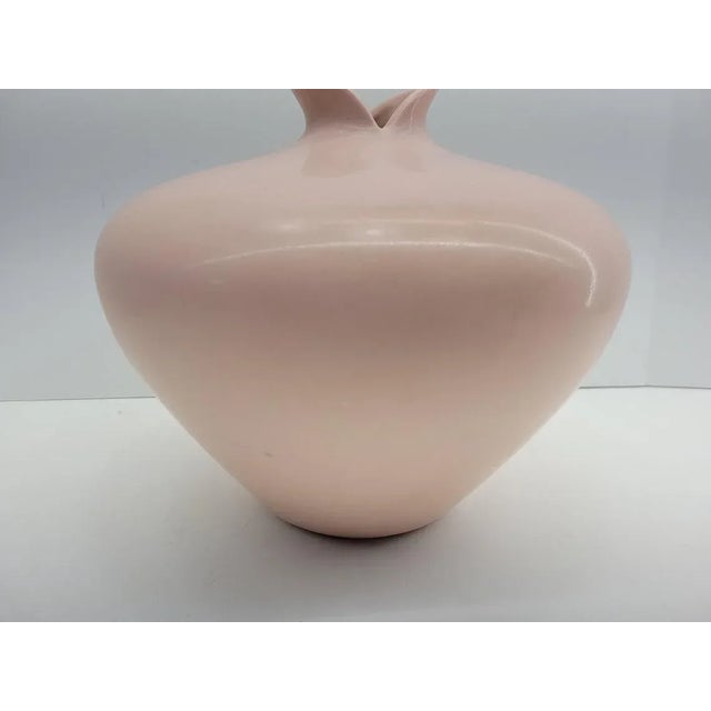 Vintage Baby Pink Haeger Raised Floral Design Vase Art Pottery Post Modern In good condition, with no chips or cracks...