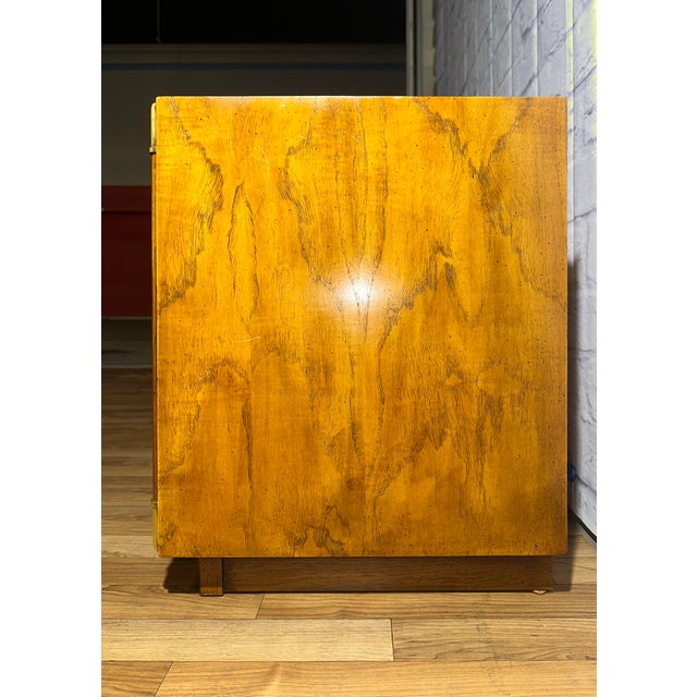 1980s Vintage Drexel Heritage Campaign Nightstand / Side Table in Walnut and Brass – Accolade Collection⚡️ For Sale - Image 9 of 11