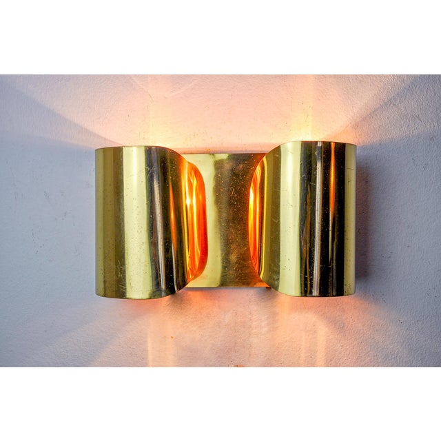 Very beautiful and rare "foglio" wall light designated and produced in Italy in the 1970s. Structure in gilded brass...